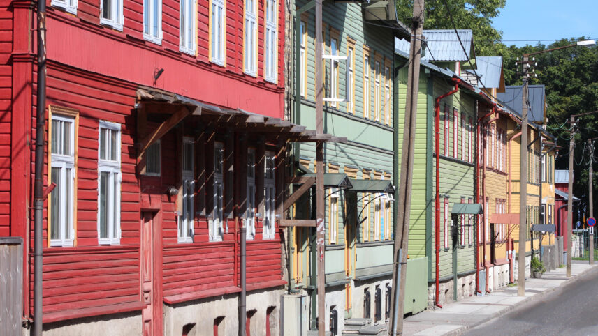 Eesti rikkalik puitarhitektuuripärand nõuab korrashoidmist ja selle detailid aeg-ajalt väljavahetamist. Juba tehases voodrilaudade ülevärvimine hoiab kulusid aga kolmandiku võrra kokku. (c) Foto: Shutterstock