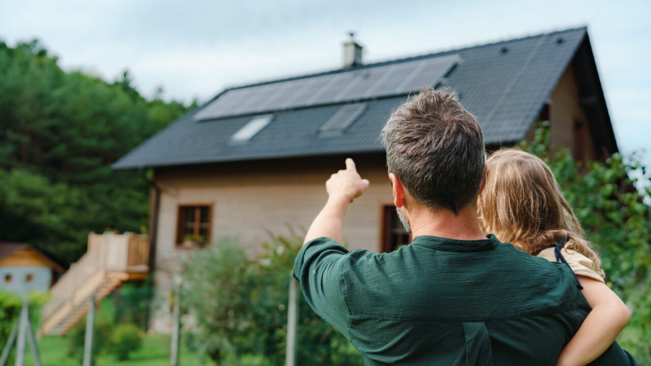 Päikesepaneelide buum Eestis: mida teha elektriga, kui sa seda kõike ära ei tarbi? thumbnail