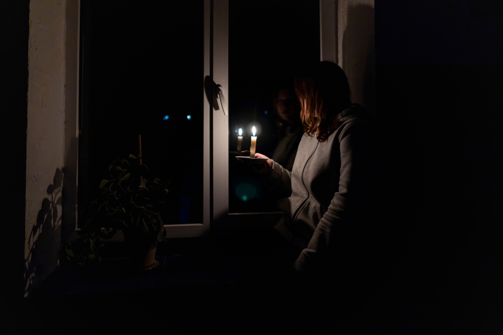 Ligi kaks nädalat elektrita elanud Eesti pered ei tea, millal valguse jälle majja saab thumbnail