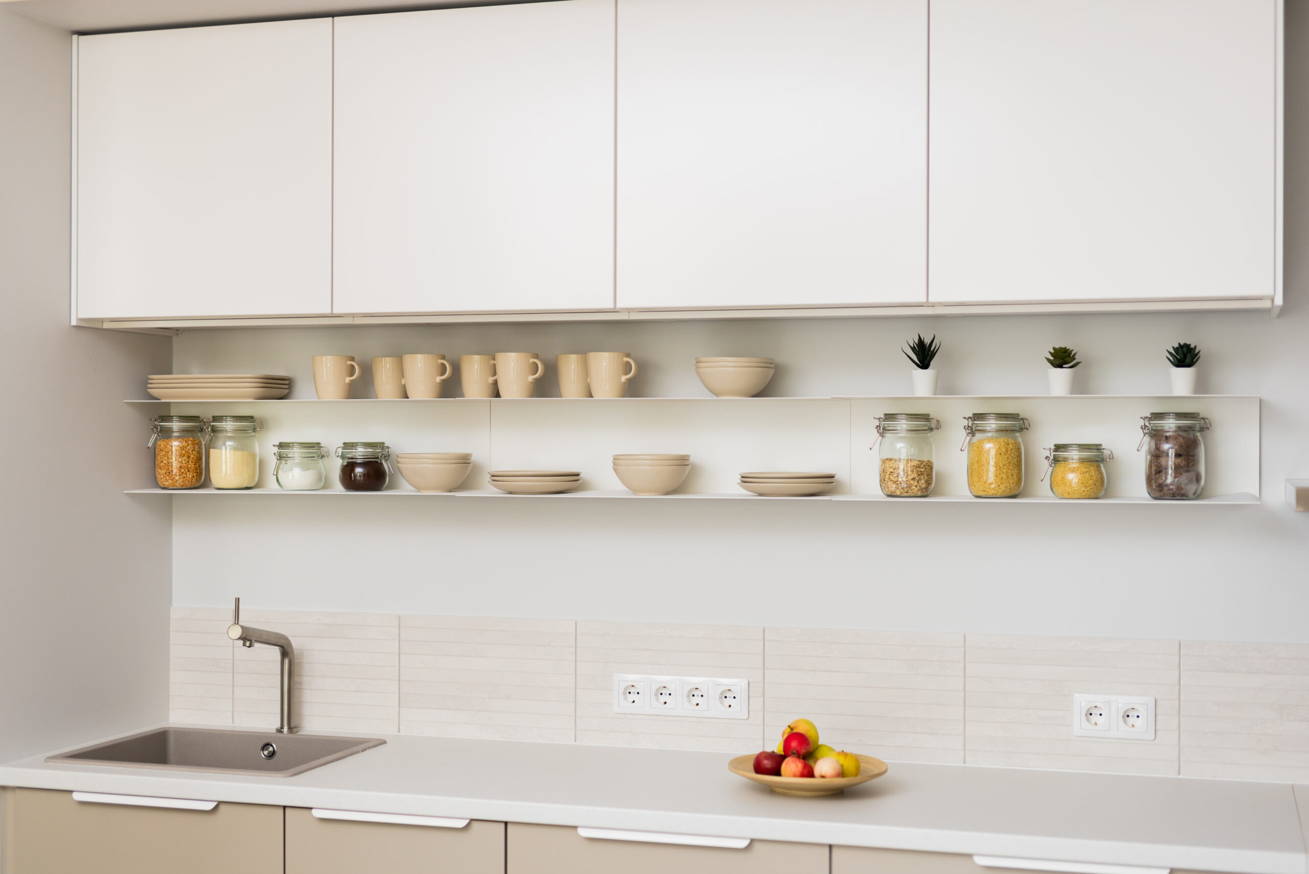 FOTOGRAFII: Un designer de interior IKEA vă îndrumă cu privire la cum să vă mobilați bucătăria-sufragerie în cel mai inteligent mod